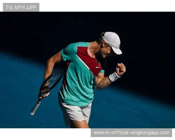 纳达尔赢球后淡定微笑，那是老将的底气，纳达尔最经典的比赛